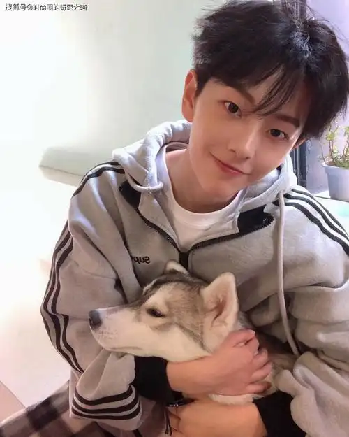 刘梦帅气赶超男偶像穿搭韩范又中性雌雄难辨在女团中实属少见