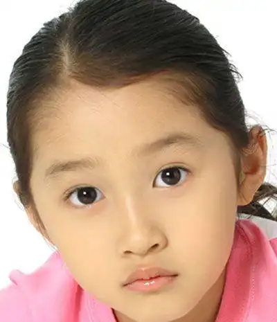 2005年关晓彤参演《搭错车》中的阿美,在剧中展开与养父废品收购站