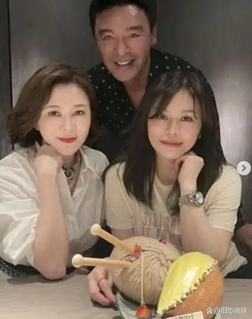 钟镇涛71岁生日关之琳露脸同框顾纪筠这俩富婆气质不相上下