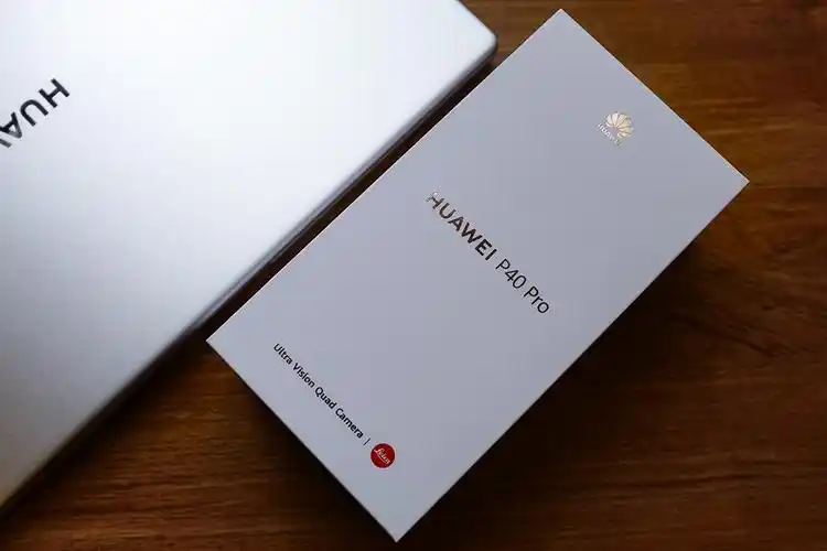 华为p40 pro的外包装还是采用了华为系列经典的白色,包装盒上金色的