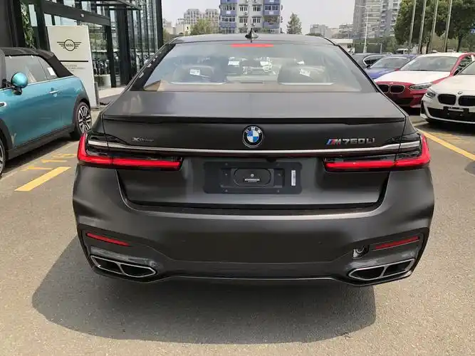 宝马m760lixdrive磨砂棕松露褐现车优惠267万元