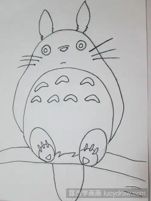 教你画坐在枝头的龙猫-露西学画画