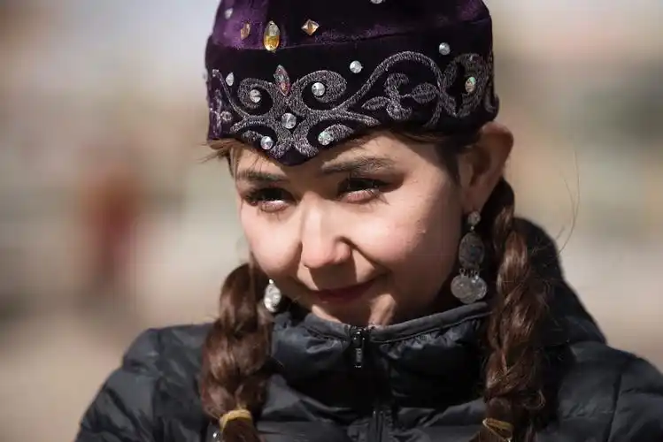 哈萨克族姑娘—波波