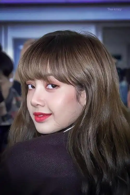 lisa真是一个小仙女笑起来真好看(23岁的lisa简直是人生赢家)(18)