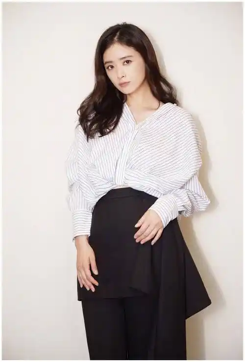 蒋欣最新机场照剪齐耳短发最少老10岁大胆挑战七分裤小腿真细