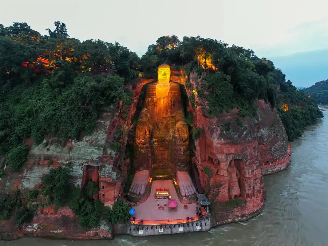 乐山大佛,又名凌云大佛,位于四川省乐山市南岷江东岸凌云寺侧,濒大