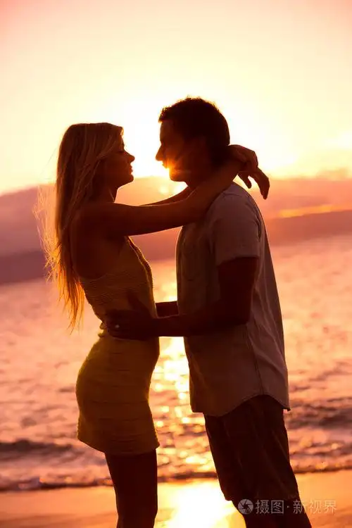 浪漫的情侣接吻在日落时的剪影照片-正版商用图片1ee63w-摄图新视界
