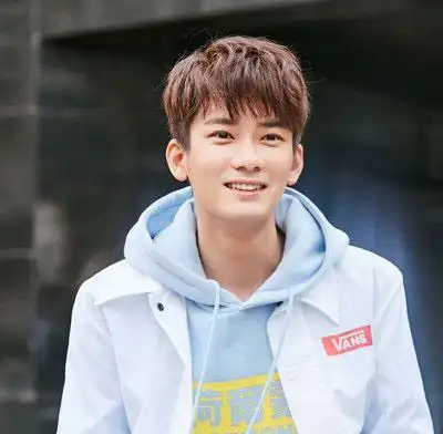 男生小清爽发型阳光帅气超合适年龄20岁的男孩发型2