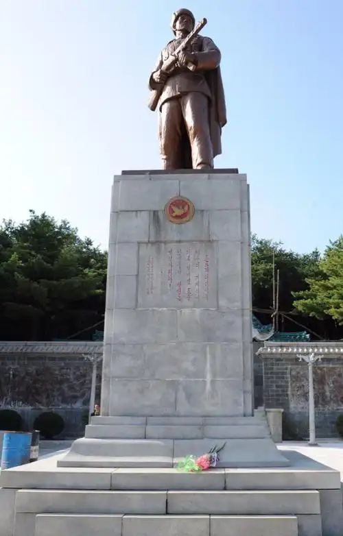 讲述修建朝鲜桧仓志愿军烈士陵园的故事