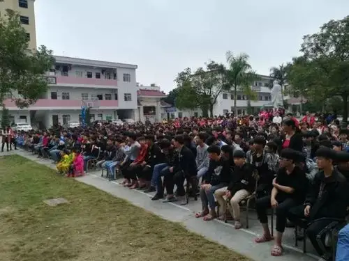 励志他来了五华龙村镇洞口中学人山人海