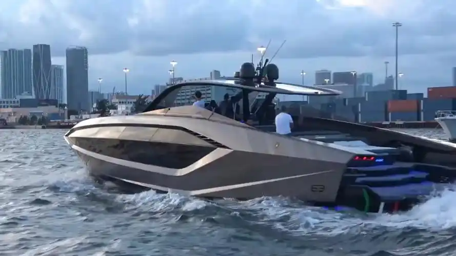 兰博基尼- 63游艇360万美元 最高时速60节(111公里/小时)可返日210