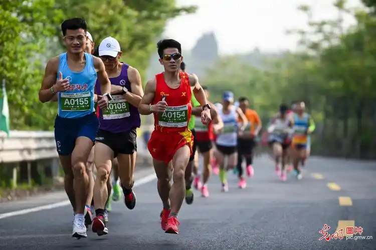 光明图刊燃各地马拉松激情开跑
