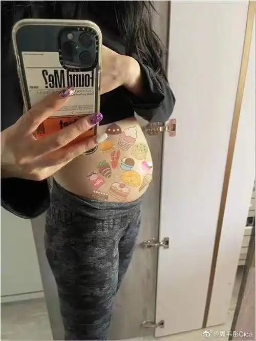 周韦彤晒大肚子照却否认怀孕,曾是宅男女神,现在却吃成了胖子
