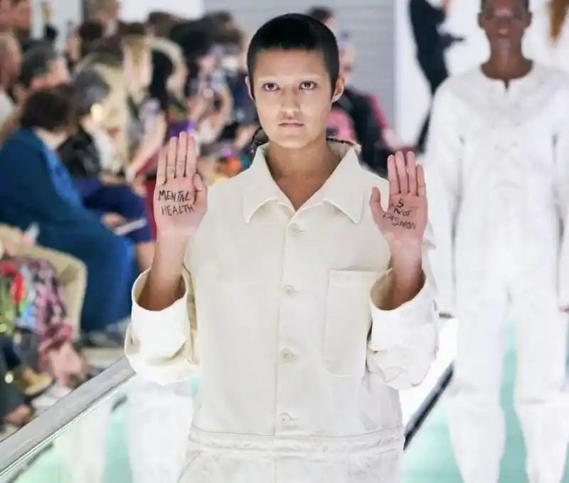 不满gucci消费精神病患 女模伸展台上举手抗议!