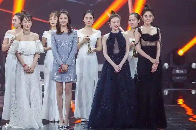 关晓彤娜扎同框,肩颈线决定谁输了|古力娜扎|妆容|大长腿|倪妮