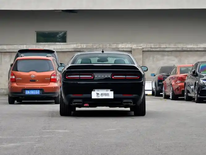 原装进口配大排量v6,车身尺寸堪比豪华行政轿车,实拍道奇挑战者