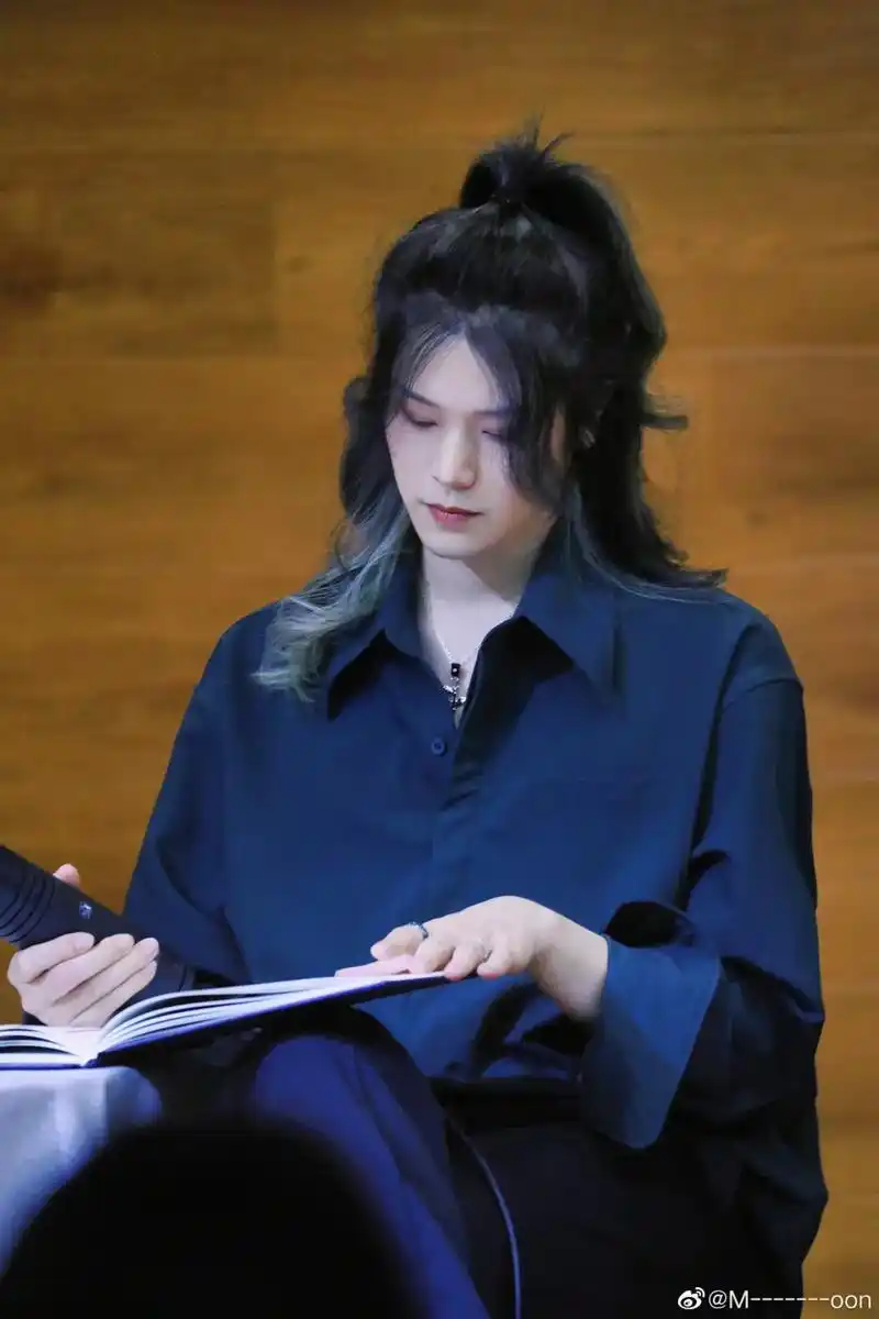 提问:看到轩zone的这组照片你会想到什.#轩zone#清冷 - 抖音