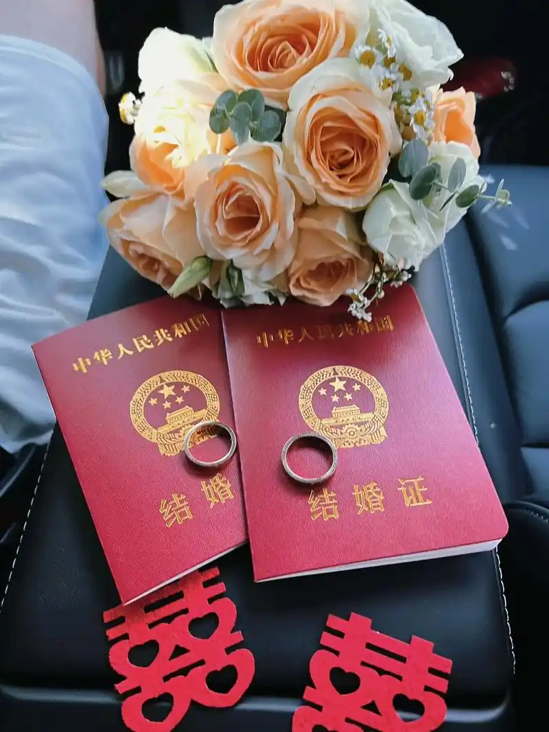 我们结婚啦.我们去过很多座城市,去看过很多次海,六年的时光让 - 抖音