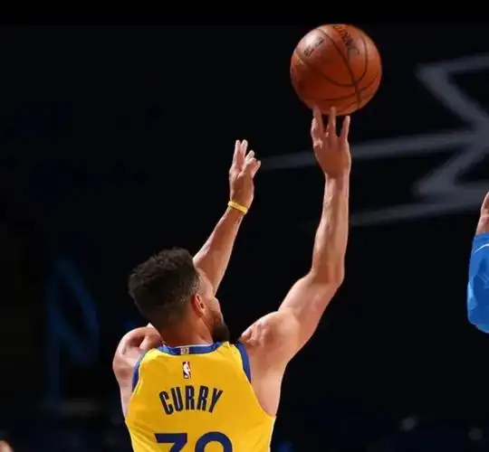 库里投球哪个手指发力(库里投篮时不需要手指发力了吗?