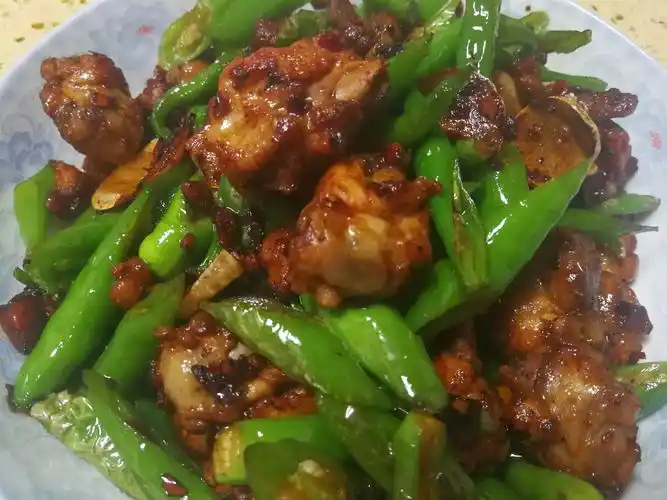 香辣劲爆的青椒辣子鸡做法简单赶紧收藏