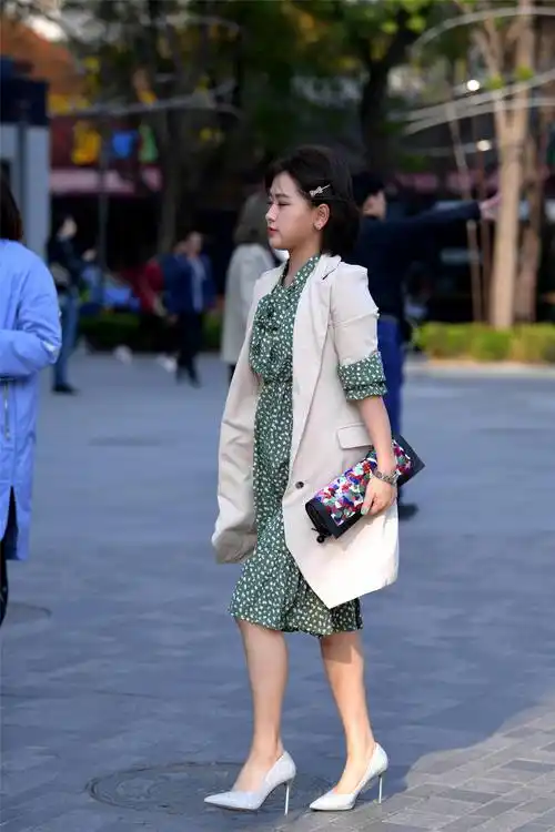 银色亮片细高跟,尖头的款式更有显瘦效果,搭配连衣裙衬托女人味