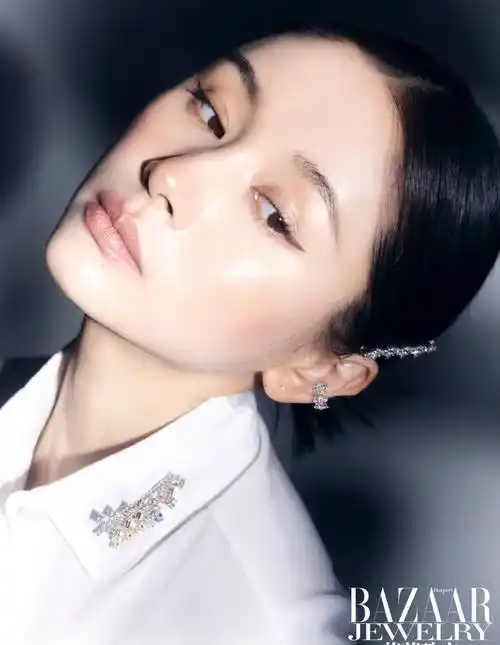 4月26日,王子文光影黑天鹅氛围大片释出,混合浪漫与现实,照片中她穿着