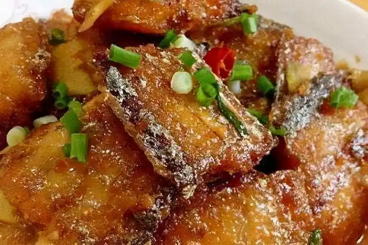 红烧带鱼别再用料酒腌制了加点它酥香爽口