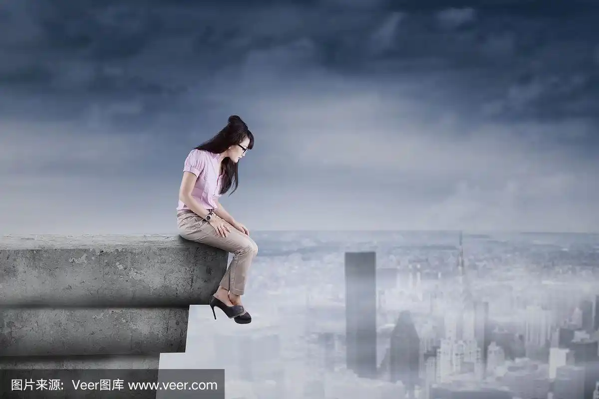 从屋顶往下看的女人