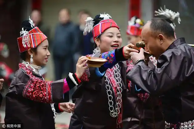 娘家的舅妈给"姑妈"和"姑爷"敬拦门酒