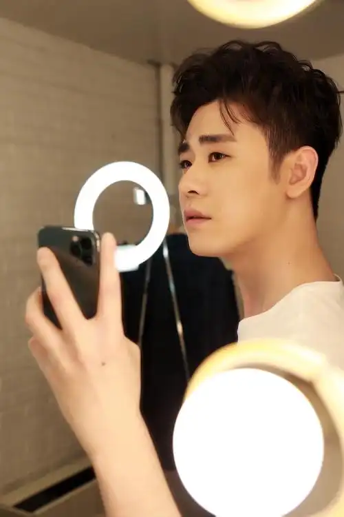 张云雷工作室更新帅照~新年新气象