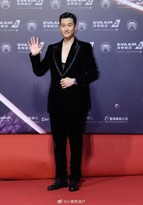 周兴哲出道10年,今年以创作歌曲《大人》入围金曲最佳作曲人奖,首度