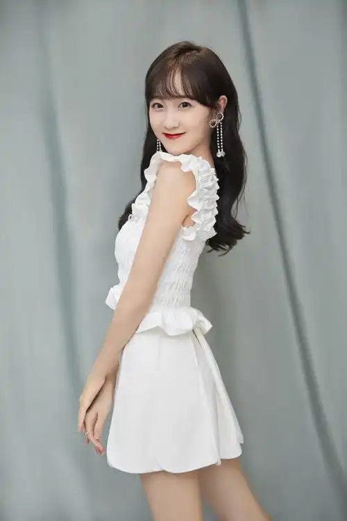 简介:李子璇白裙少女性感写真图片,分享一组李子璇图片给大家,图中的