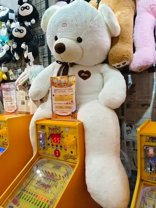 大,但机器台数不少,还有一台ai下象棋的,上面就是摆着琳琅满目的娃娃