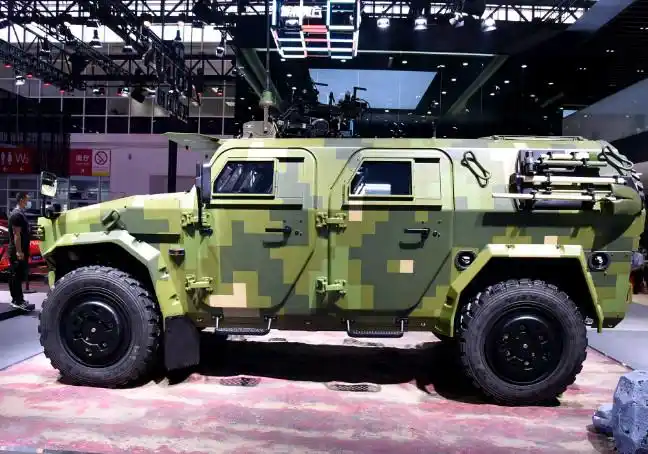 东风猛士装甲车前脸的气场非常强大