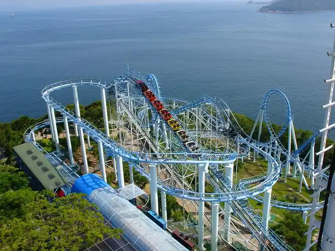 香港海洋公园疯狂过山车---从大转轮最高点俯拍疯狂过山车.