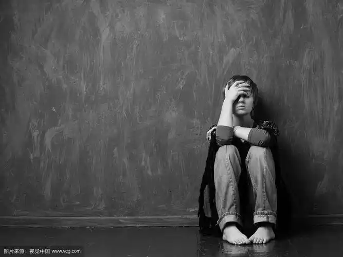 绝望的女人靠墙坐着