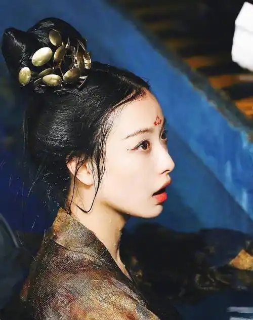 童瑶变妩媚,倪妮热巴更性感撩人_眼角_显得_位置