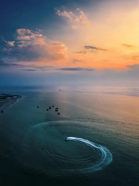 作者用无人机拍下了这副美丽的海景瞬间.