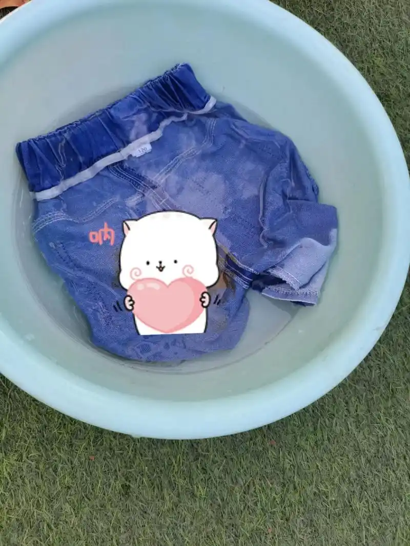 幼儿园日常常见现象,拉粑粑在裤子里时,老师第一时间毫不犹豫, - 抖音