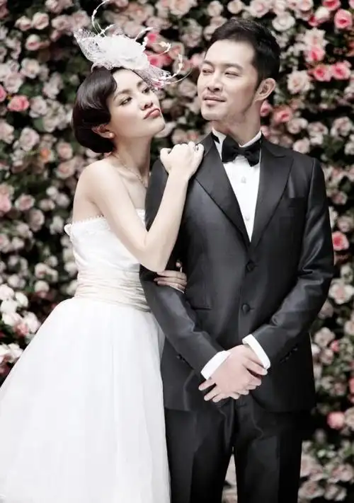 胡可沙溢甜蜜婚纱照婚纱照中有两人逗趣也有温情甜蜜祝福他们吧