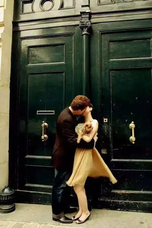 中国女孩在国外街头索吻100名帅哥,被骂"公交车",她接下来一个动作让