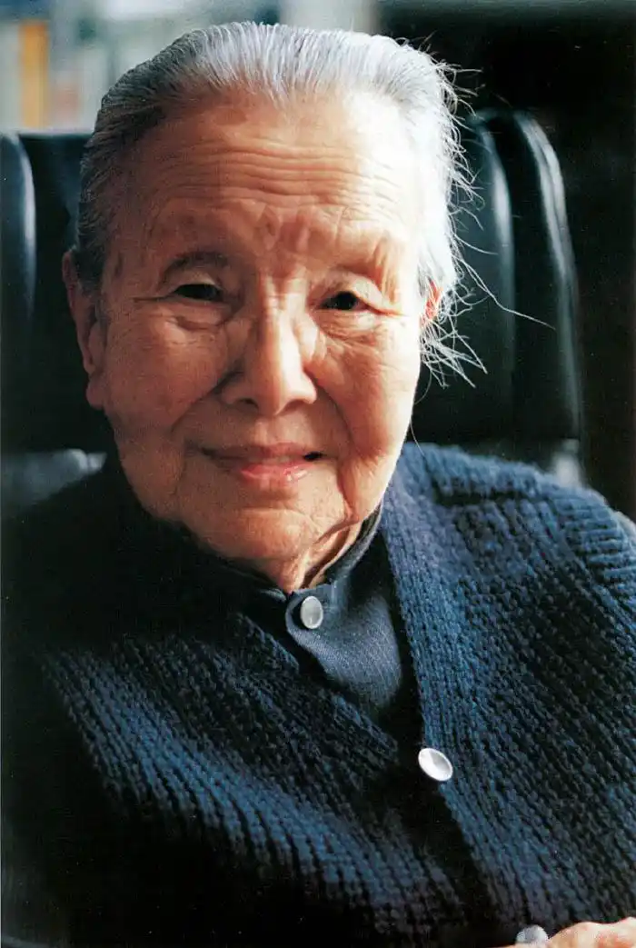 冰心(1900年10月5日-1999年2月28日),原名谢婉莹,福建长乐人 ,中国