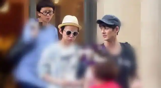 与王菁穿情侣装疑似在一起,互动默契像"老夫老妻"_动作_好友_观众