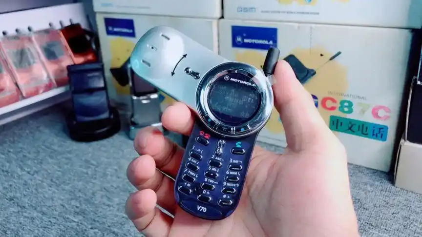 曾经的最美手机 摩托罗拉v70旋转式 原价7999元 旧手机旧情怀