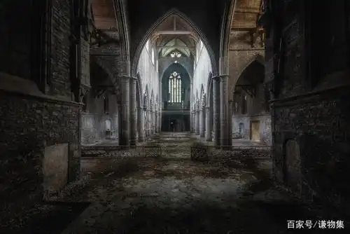废弃教堂的照片展示了废墟中留下的颓废之美