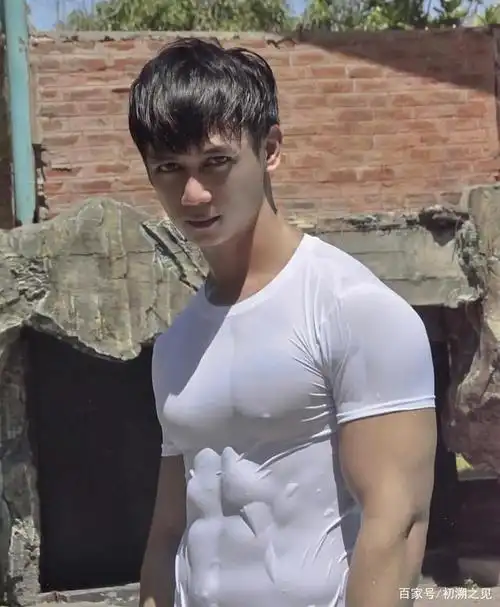 有点奶的大眼肌肉型男,诠释了男生的力量与性感
