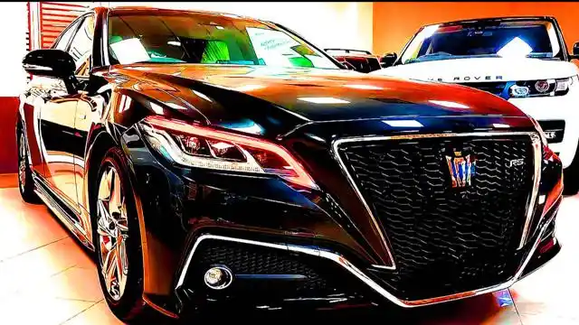 2022款丰田皇冠终于来了新车比奔驰e级漂亮23万还买啥大众辉昂