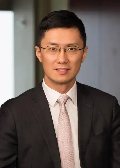 范翔2004年硕士毕业后加入高盛, 短暂离开后于2007年重返高盛,2018年