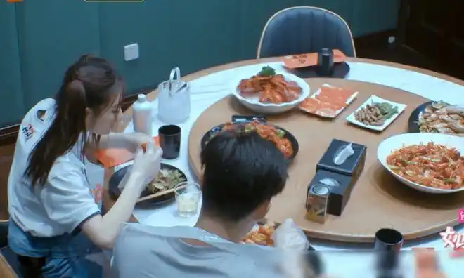 徐璐点菜太土豪一口气要三大盘麻辣小龙虾网友心疼张铭恩钱包