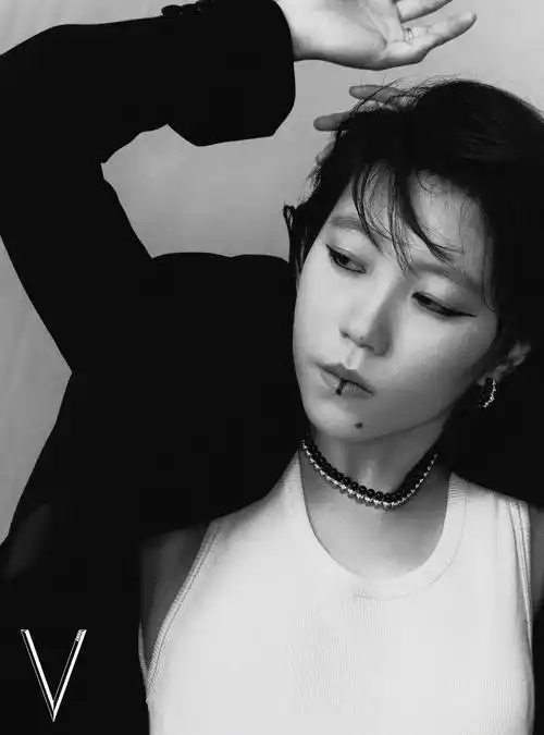 王菲女儿太有个性,嘴唇上"纹"黑线太另类,之前下巴纹身就显眼_窦靖童